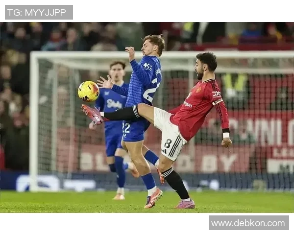 足球明星因比赛争执怒火中烧现场打架瞬间曝光引发热议