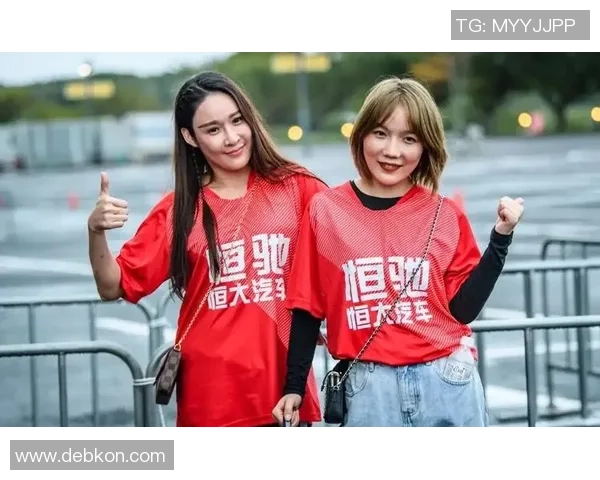 香港足球明星赛在贵州激情开赛球迷热情高涨共庆足球盛事 香港足球明星赛在贵州激情开赛球迷热情高涨共庆足球盛事